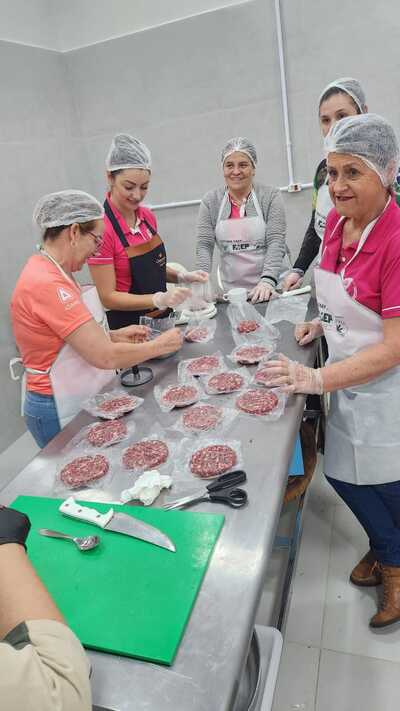 Núcleo Feminino Coprossel participa de curso sobre a arte do churrasco